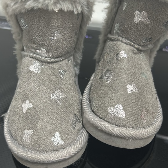Toddler girl size 7 snow boots faux fur silver butterfly Ugg like grey winter - Picture 5 of 5